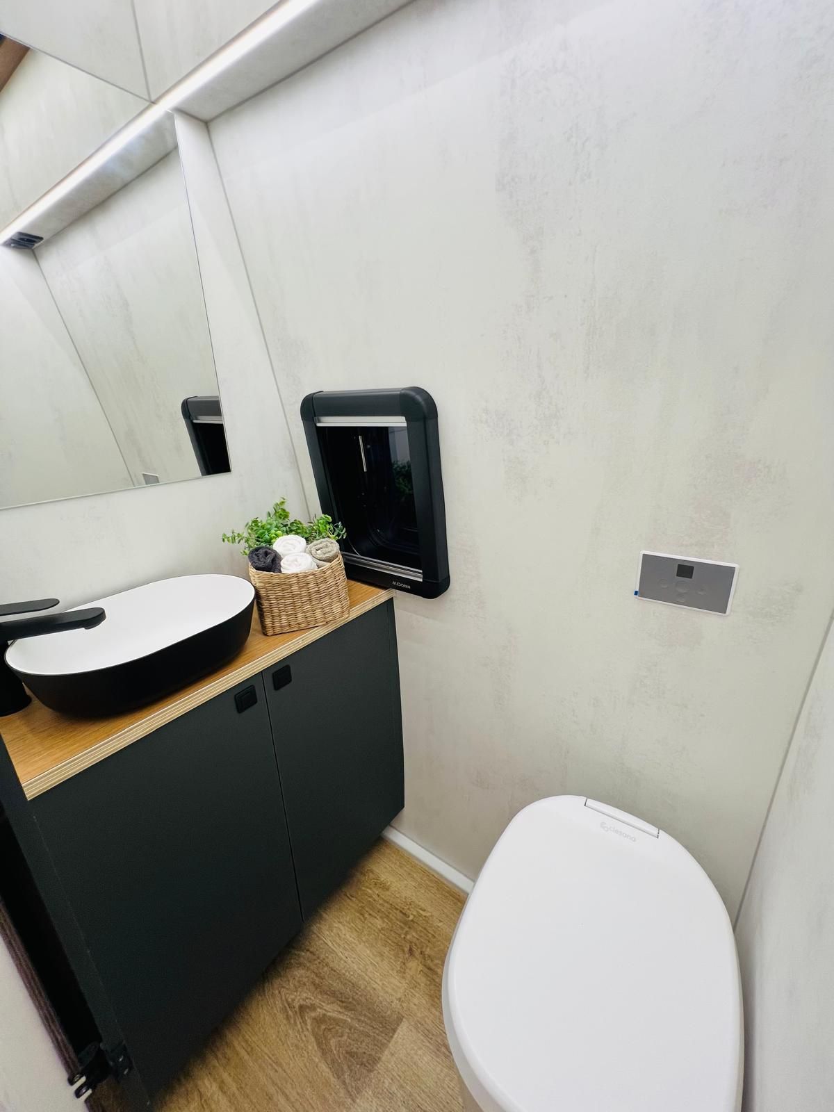 Wiemobil MAN TGE 720 mit schickem neuen Baddesign und Standwaschbecken