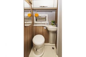Badezimmer im Wiemobil 640RD mit Blick von der Dusche