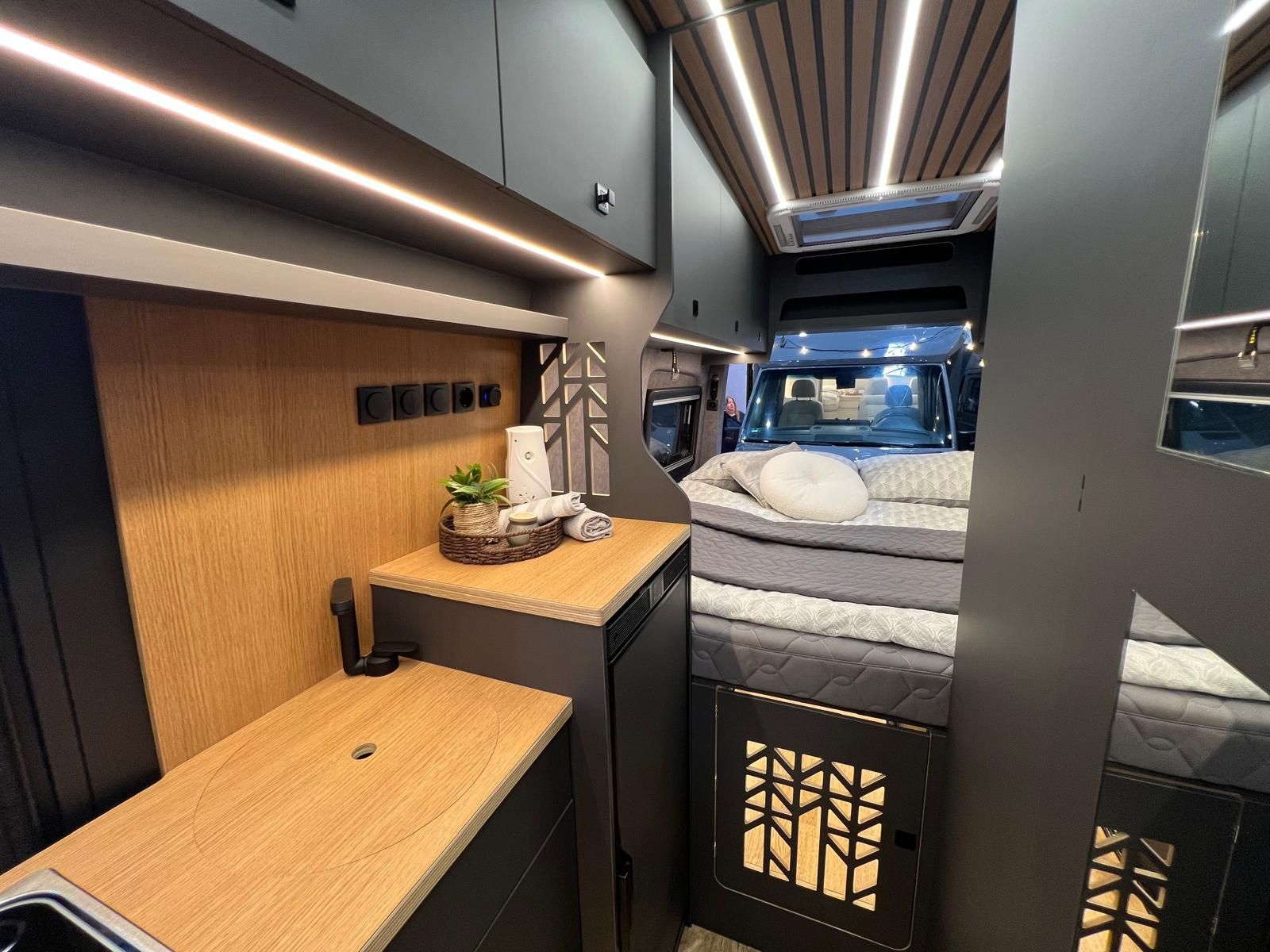 Wiemobil MAN TGE 720 mit neuen Hochschränken und schickem Innenraumdesign in grau mit Teakholzoptik